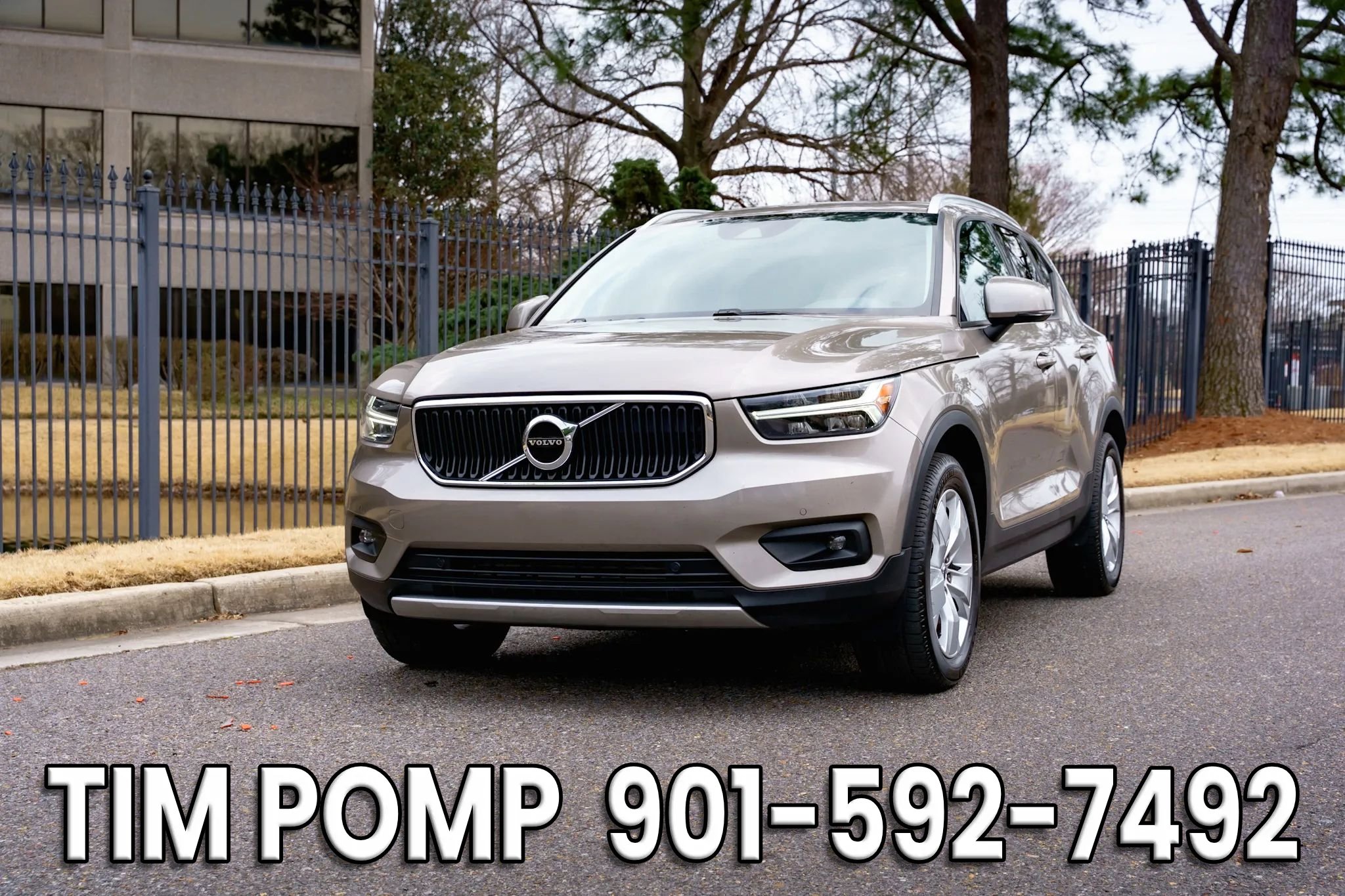 Used 2022 Volvo XC40 T5 Momentum image 2