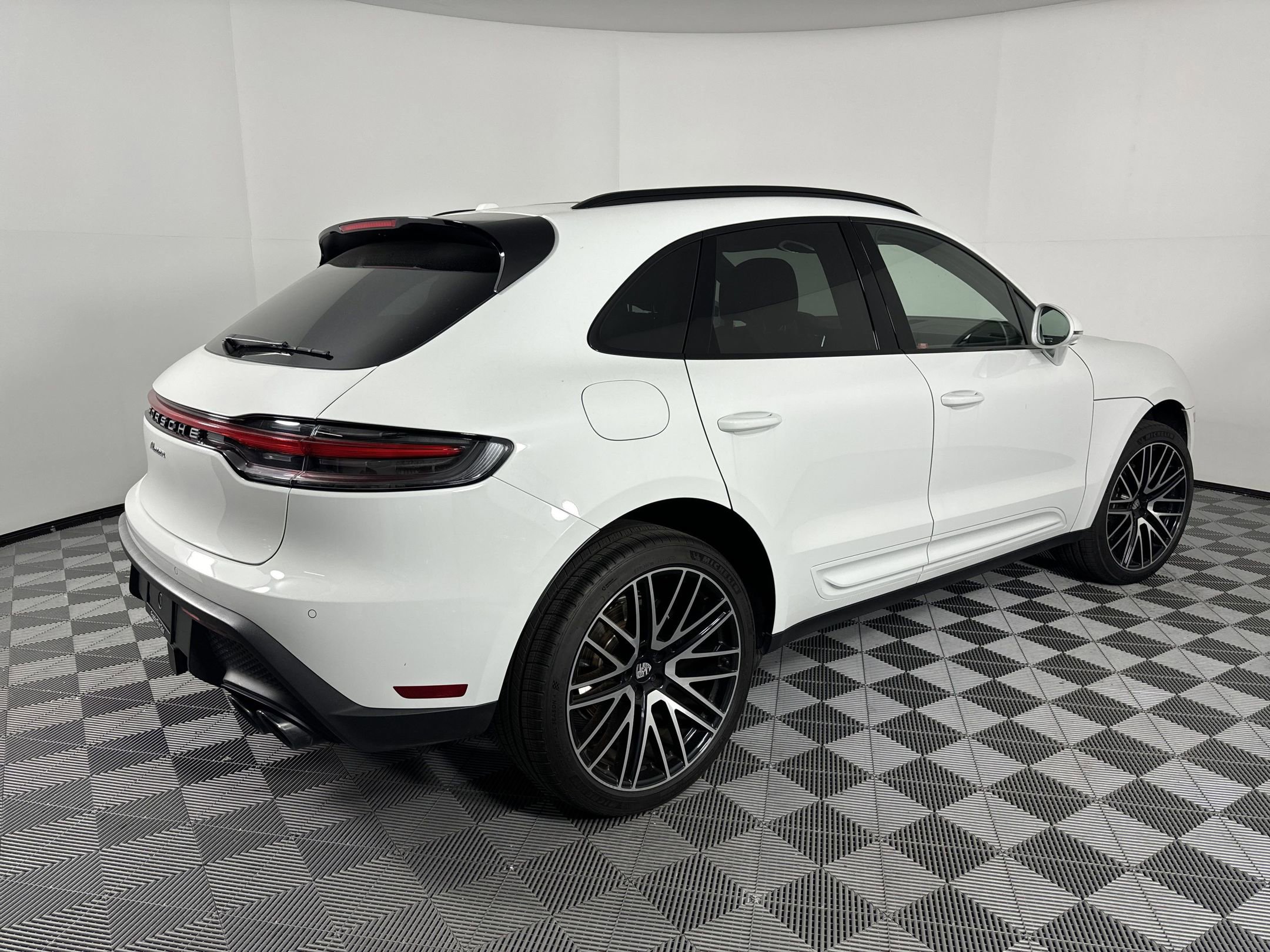 Certified 2025 Porsche Macan image 9