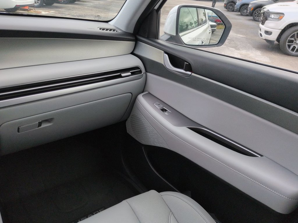 Used 2025 Hyundai Palisade SEL FWD image 17
