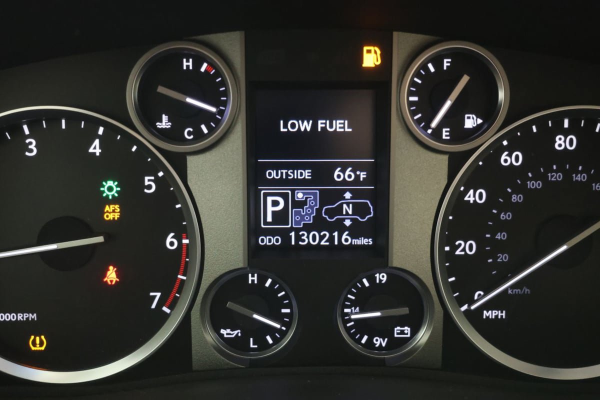 Used 2013 Lexus LX 570 4WD w/ Luxury Pkg w/Pre-crash image 12