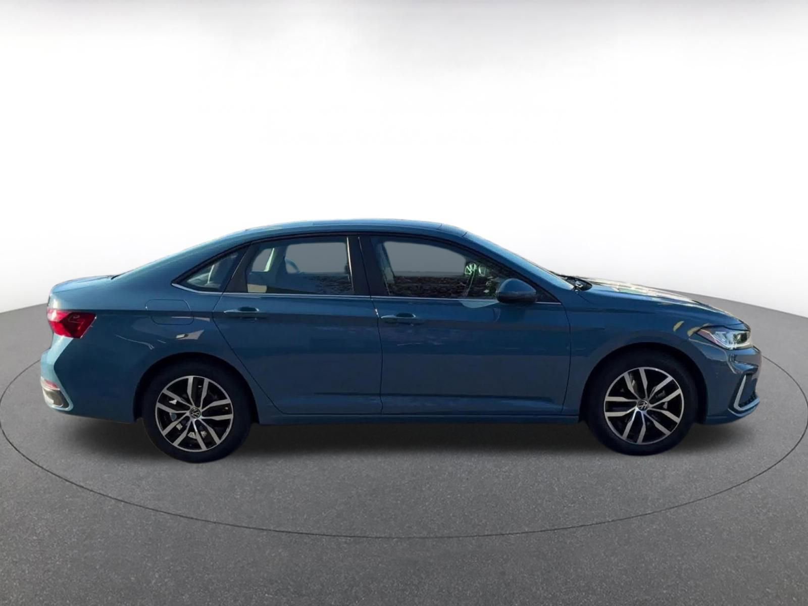 Used 2025 Volkswagen Jetta SE image 16