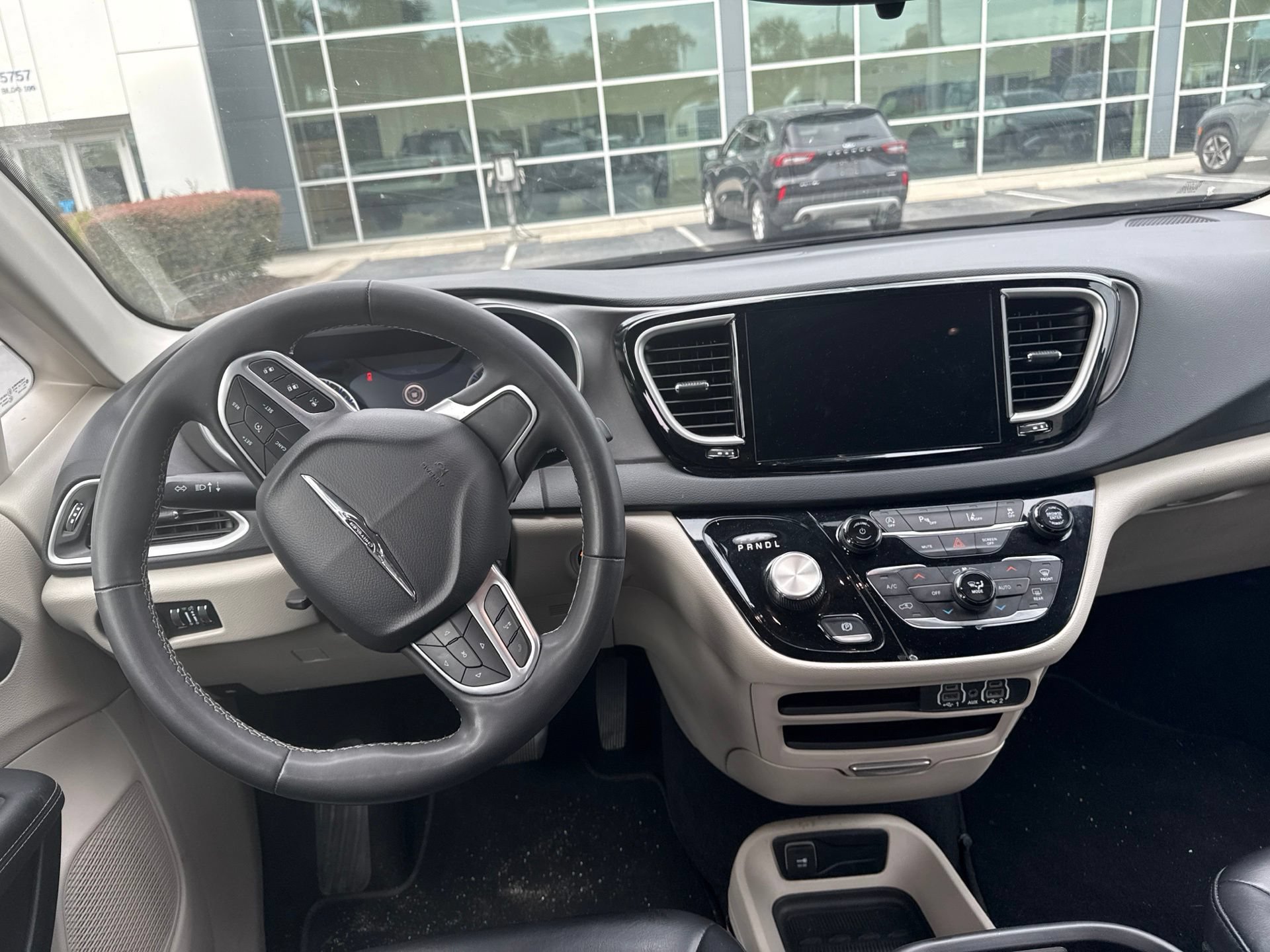 Used 2023 Chrysler Pacifica Touring-L FWD image 12