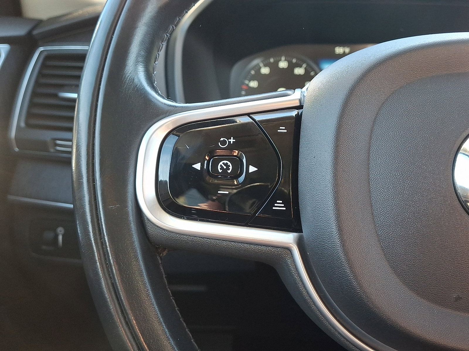 Used 2020 Volvo XC90 T6 Momentum w/ Protection Package Premier image 23