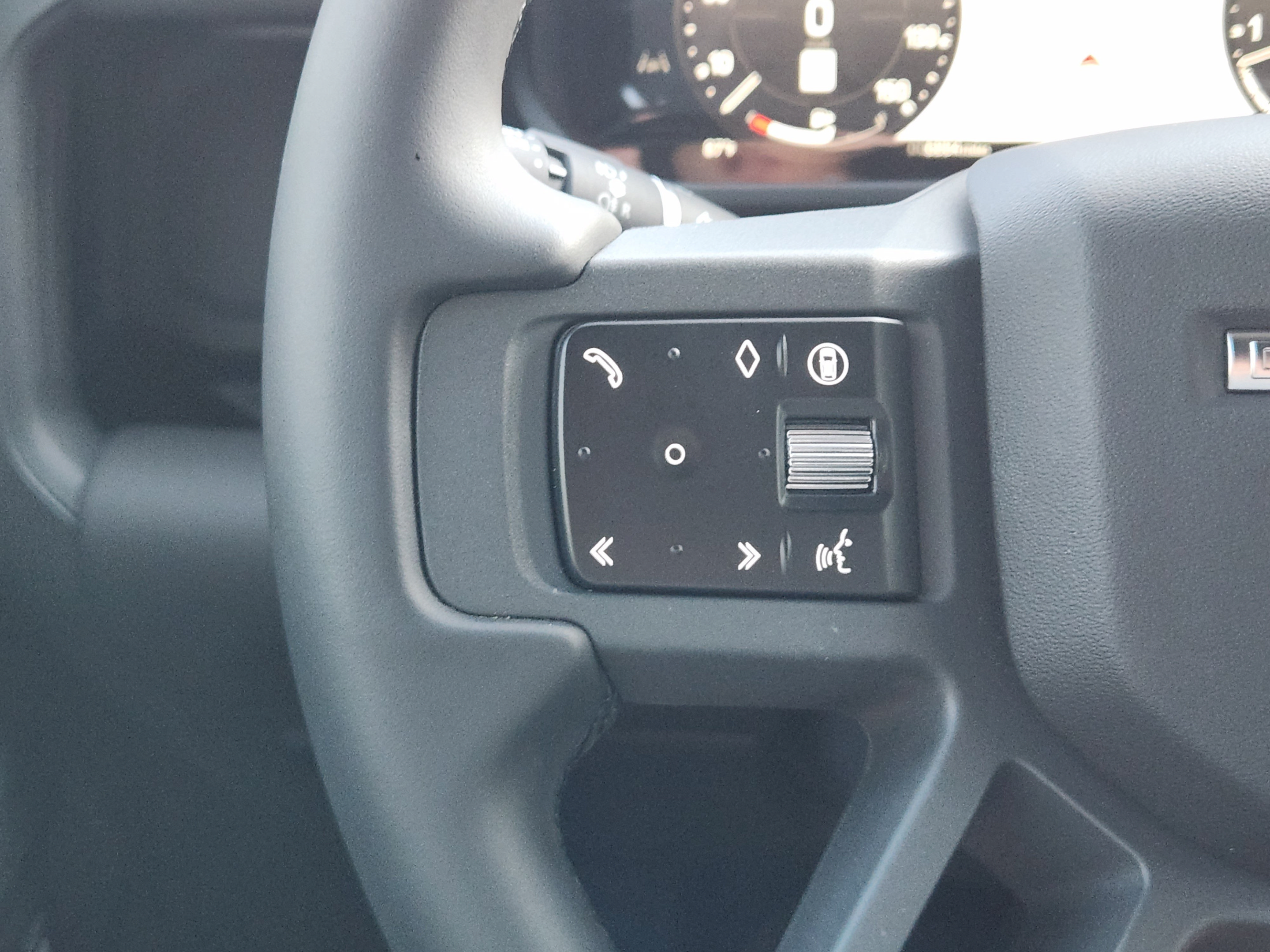 Used 2026 Land Rover Defender 110 X-Dynamic SE AWD/4WD image 24
