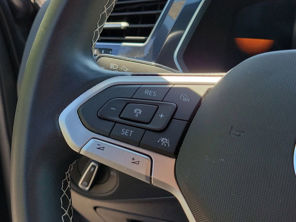 Used 2023 Volkswagen Tiguan SE R-Line image 28