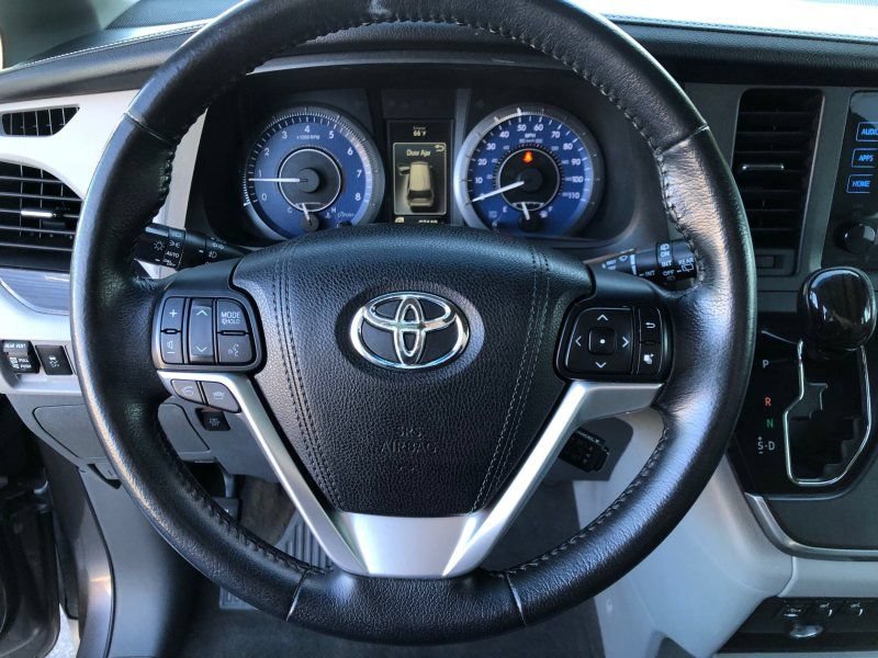 Used 2015 Toyota Sienna XLE FWD image 17