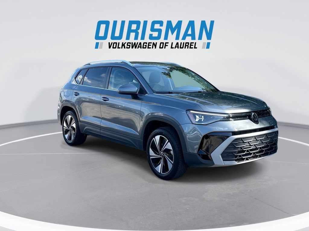 Used 2025 Volkswagen Taos SE AWD/4WD image 2