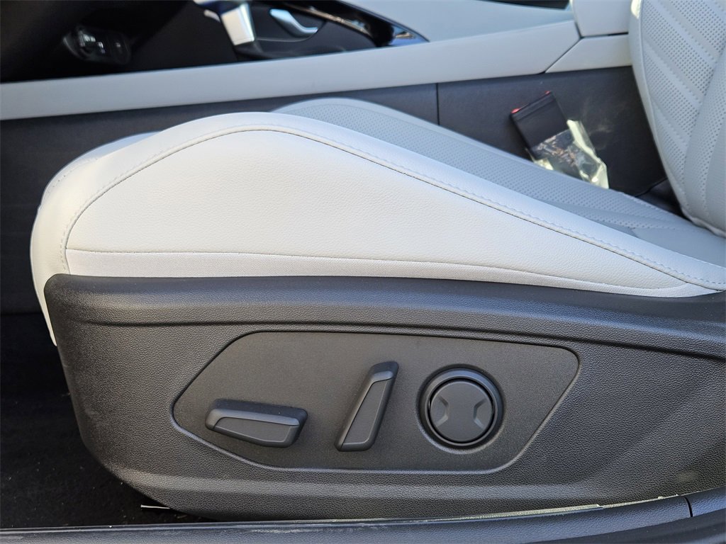 New 2025 Hyundai Elantra Limited image 23