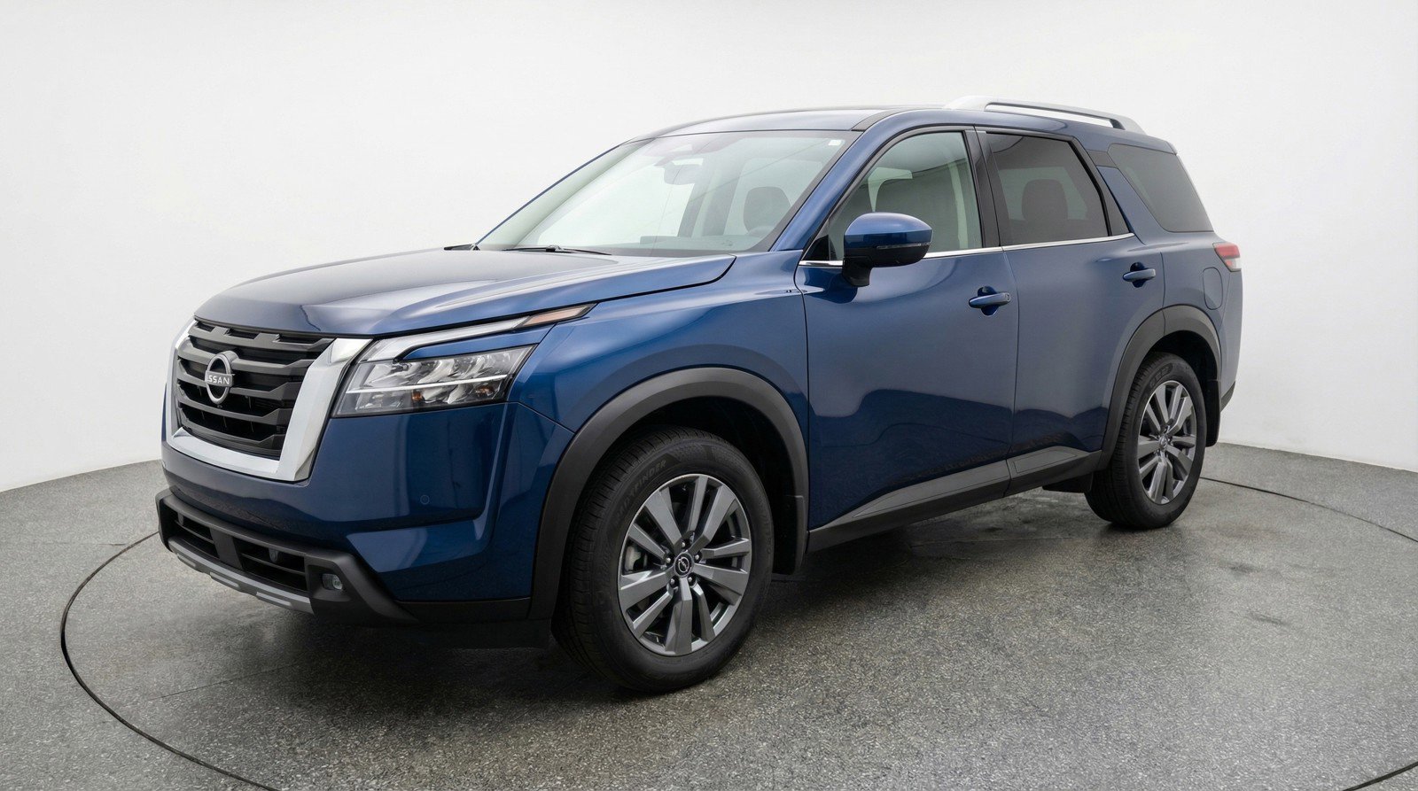 Used 2025 Nissan Pathfinder SV image 3