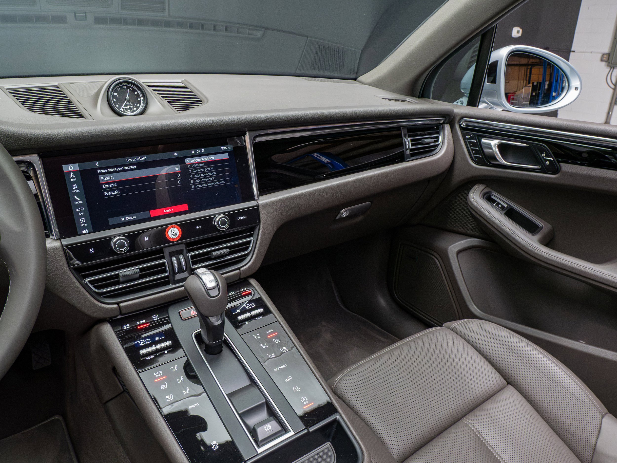 Certified 2025 Porsche Macan AWD/4WD image 19