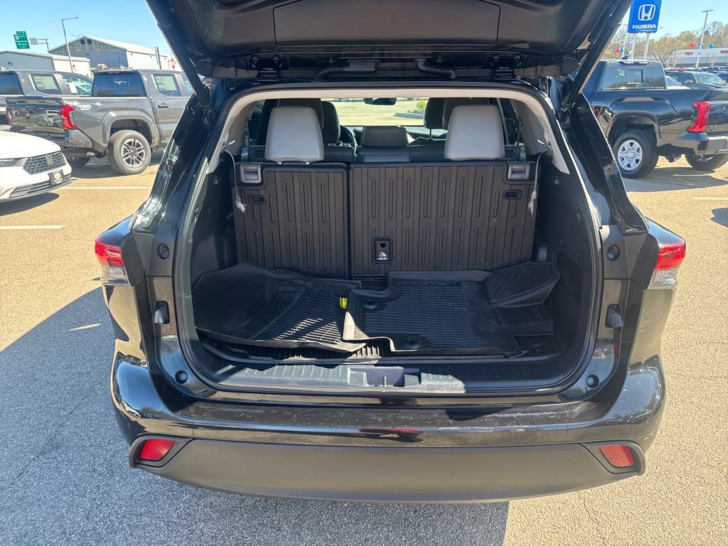 Used 2022 Toyota Highlander XLE AWD/4WD image 7