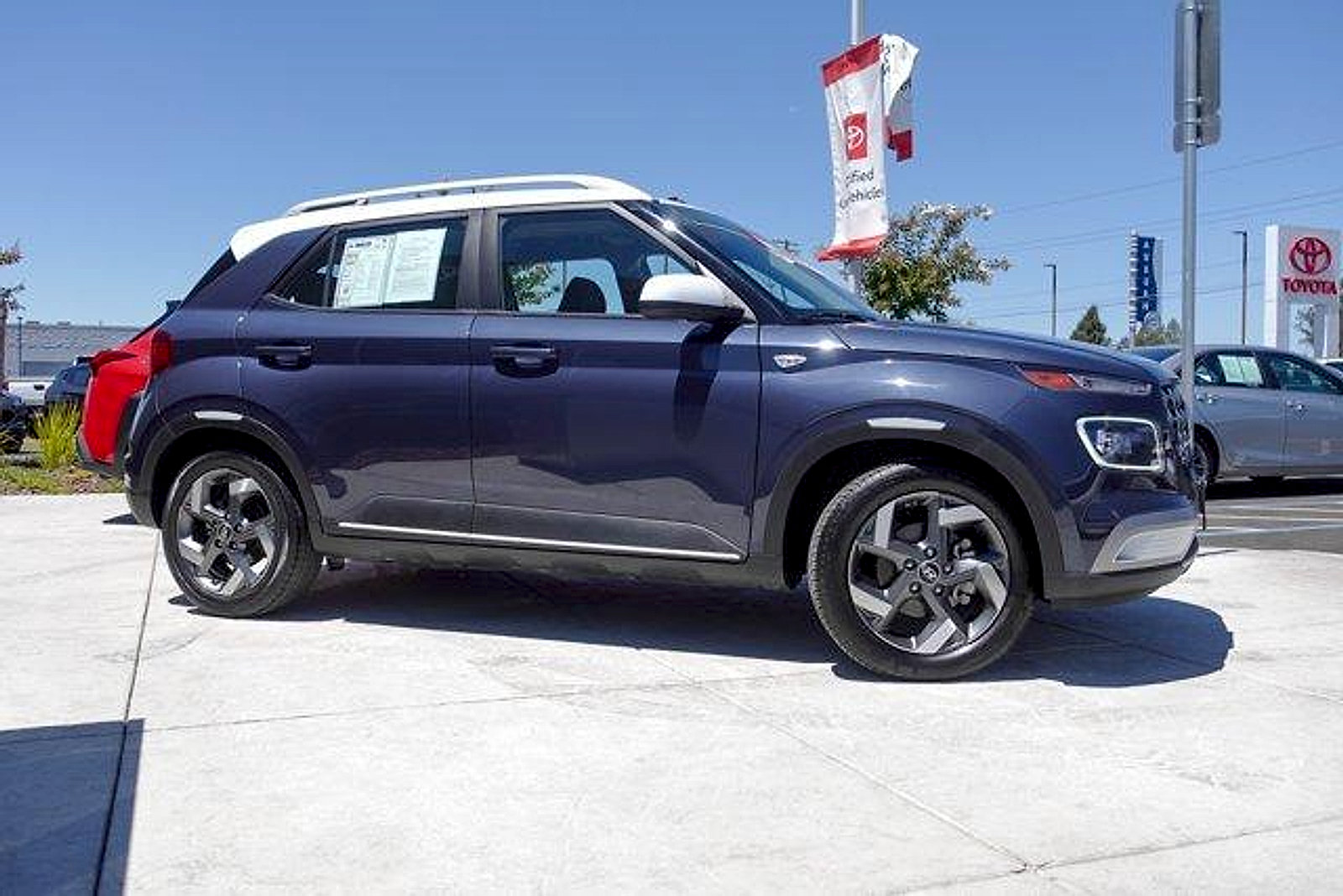 Used 2021 Hyundai Venue FWD image 4