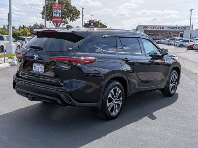 Used 2024 Toyota Highlander XLE AWD/4WD image 9