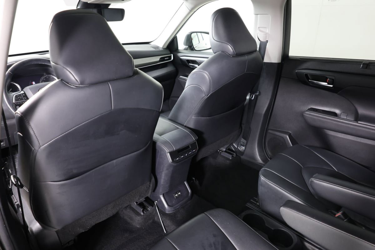 Used 2020 Toyota Highlander XLE FWD image 52