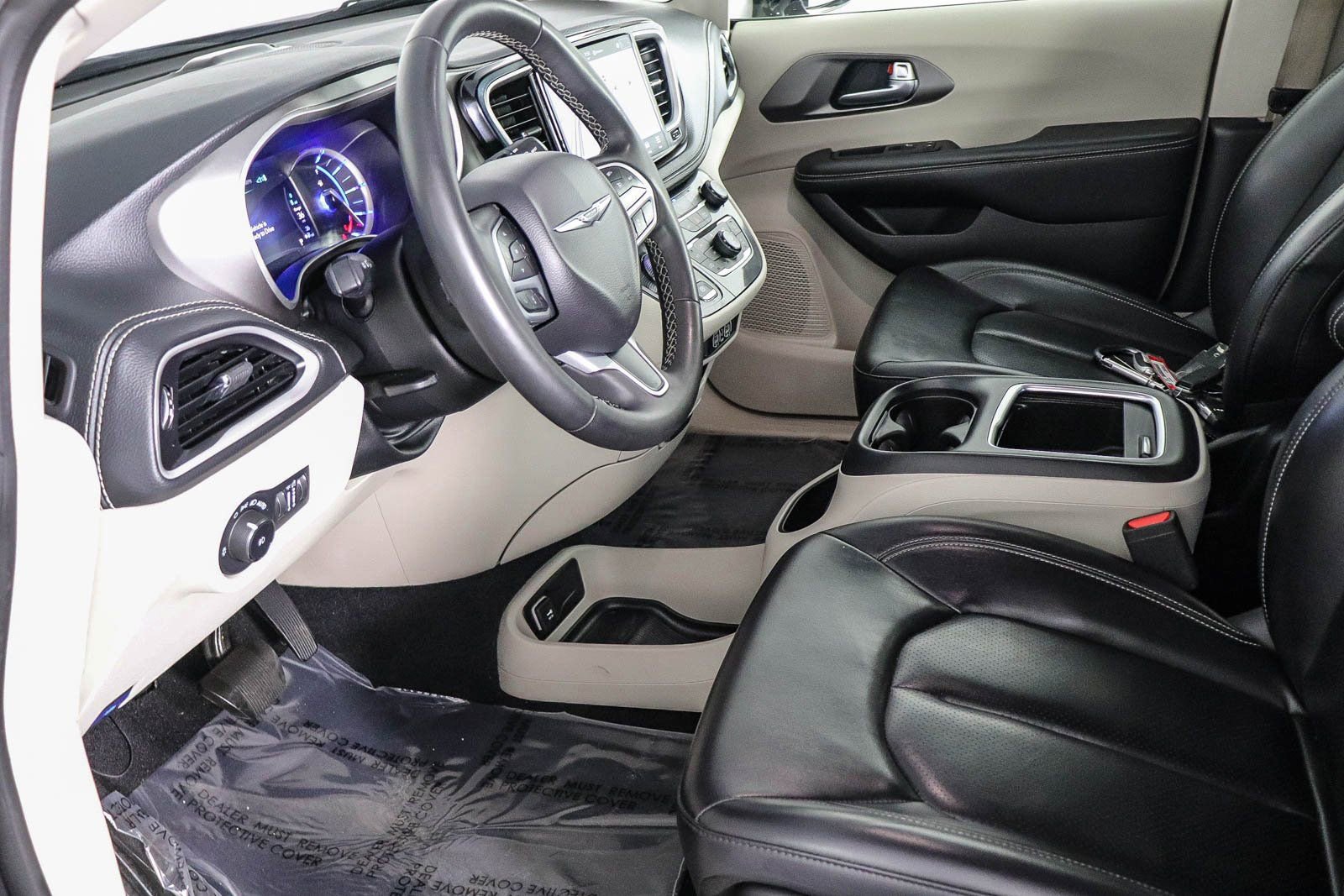 Used 2024 Chrysler Pacifica Select image 17