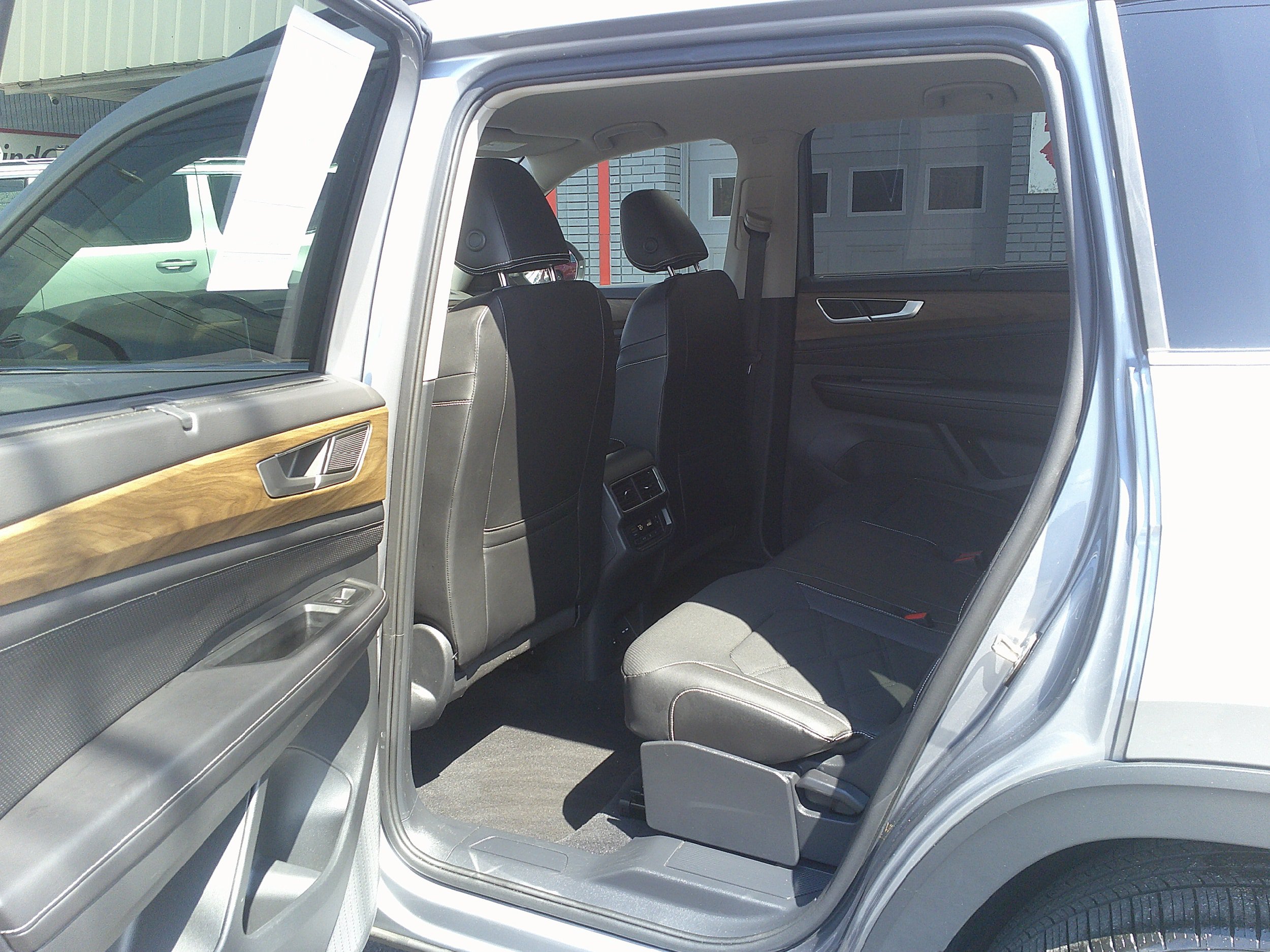 Used 2025 Volkswagen Atlas SE AWD/4WD image 24