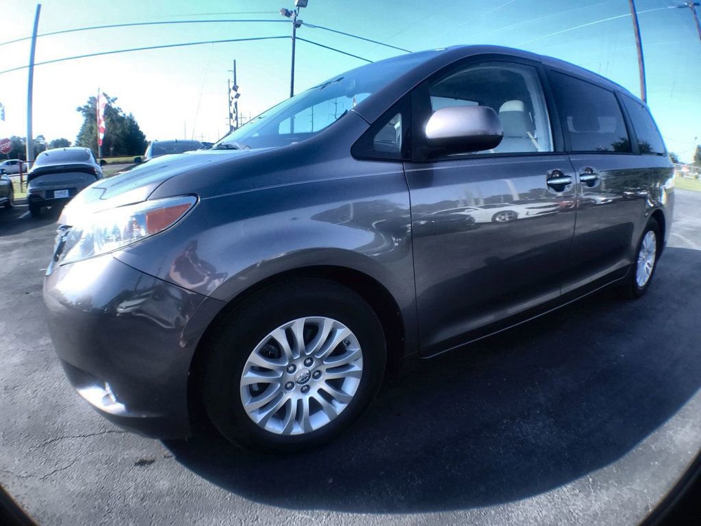 Used 2014 Toyota Sienna XLE w/ Entertainment Package image 1