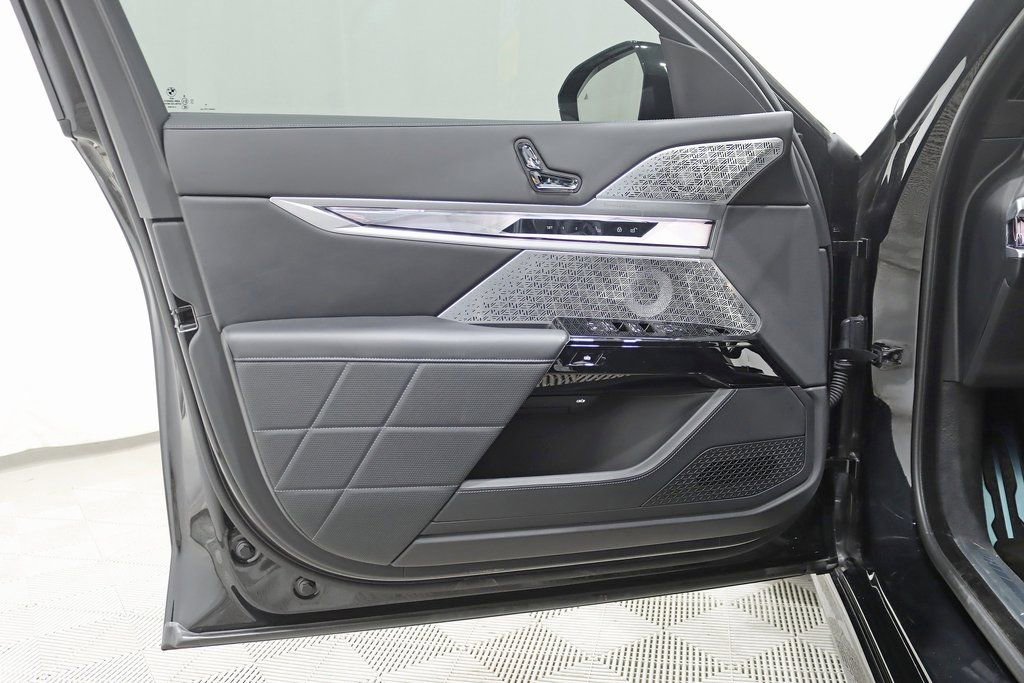 Used 2023 BMW 760i xDrive image 38