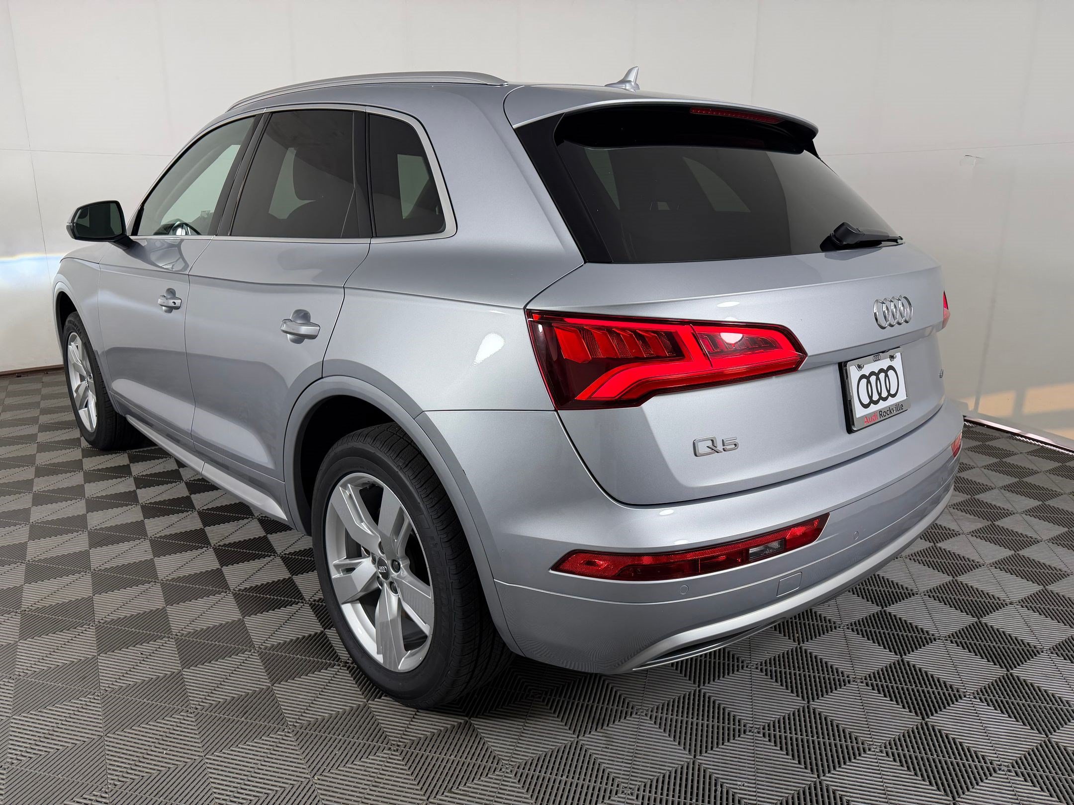 Used 2019 Audi Q5 2.0T Premium Plus w/ Premium Plus Package AWD/4WD image 3