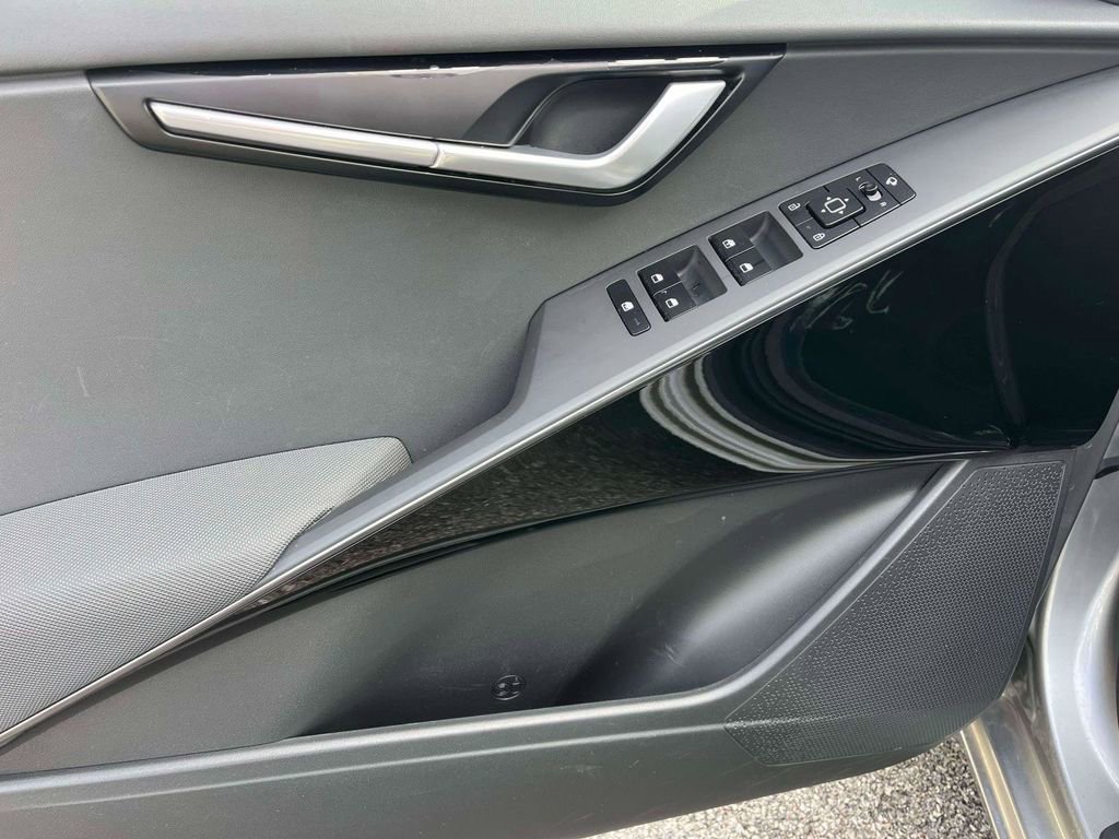 Used 2023 Kia Niro EX Touring image 13