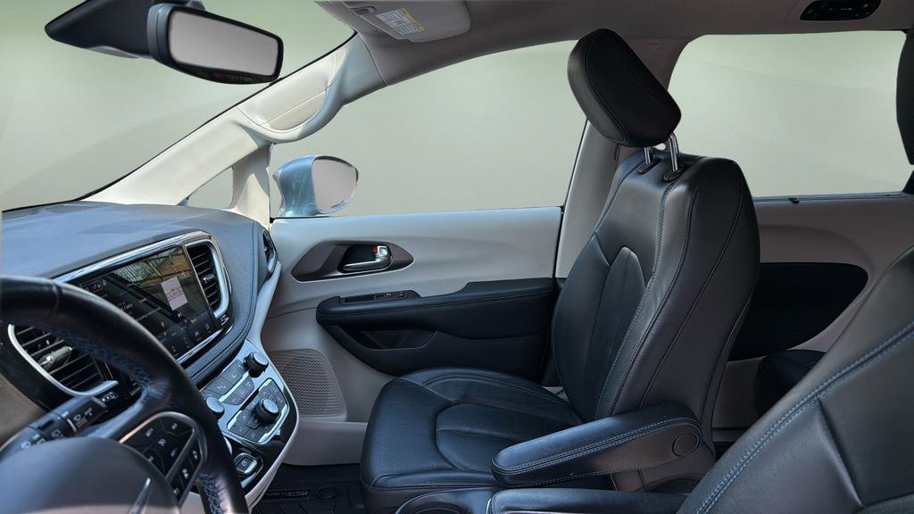 Used 2021 Chrysler Pacifica Touring-L image 12