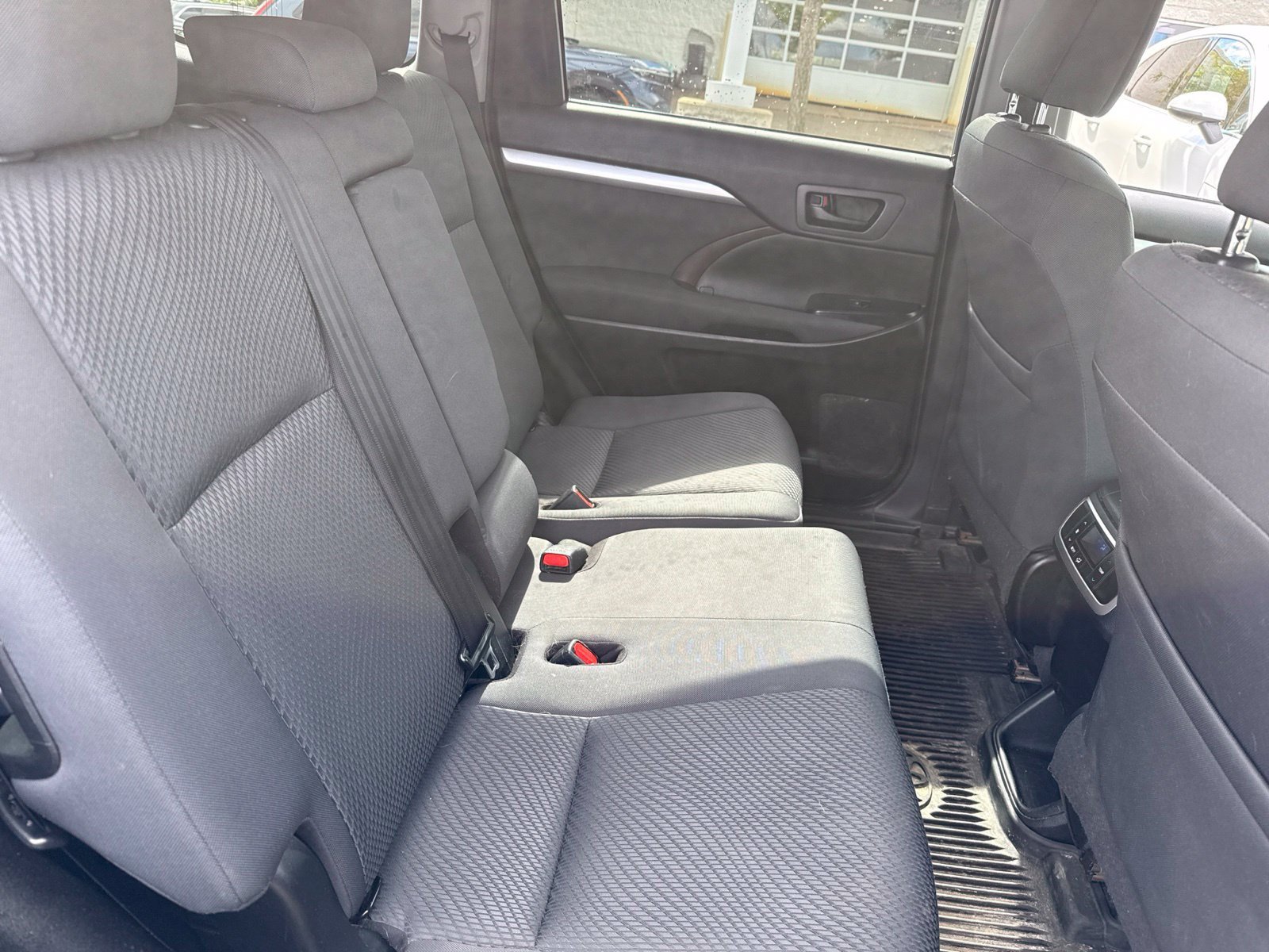 Used 2019 Toyota Highlander LE AWD/4WD image 14
