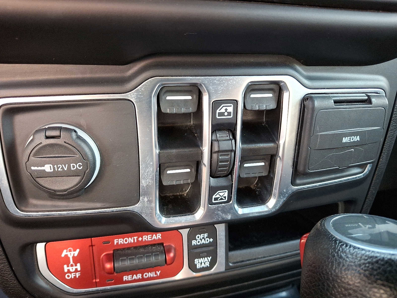 Used 2022 Jeep Wrangler Unlimited Rubicon w/ Cold Weather Group AWD/4WD image 18