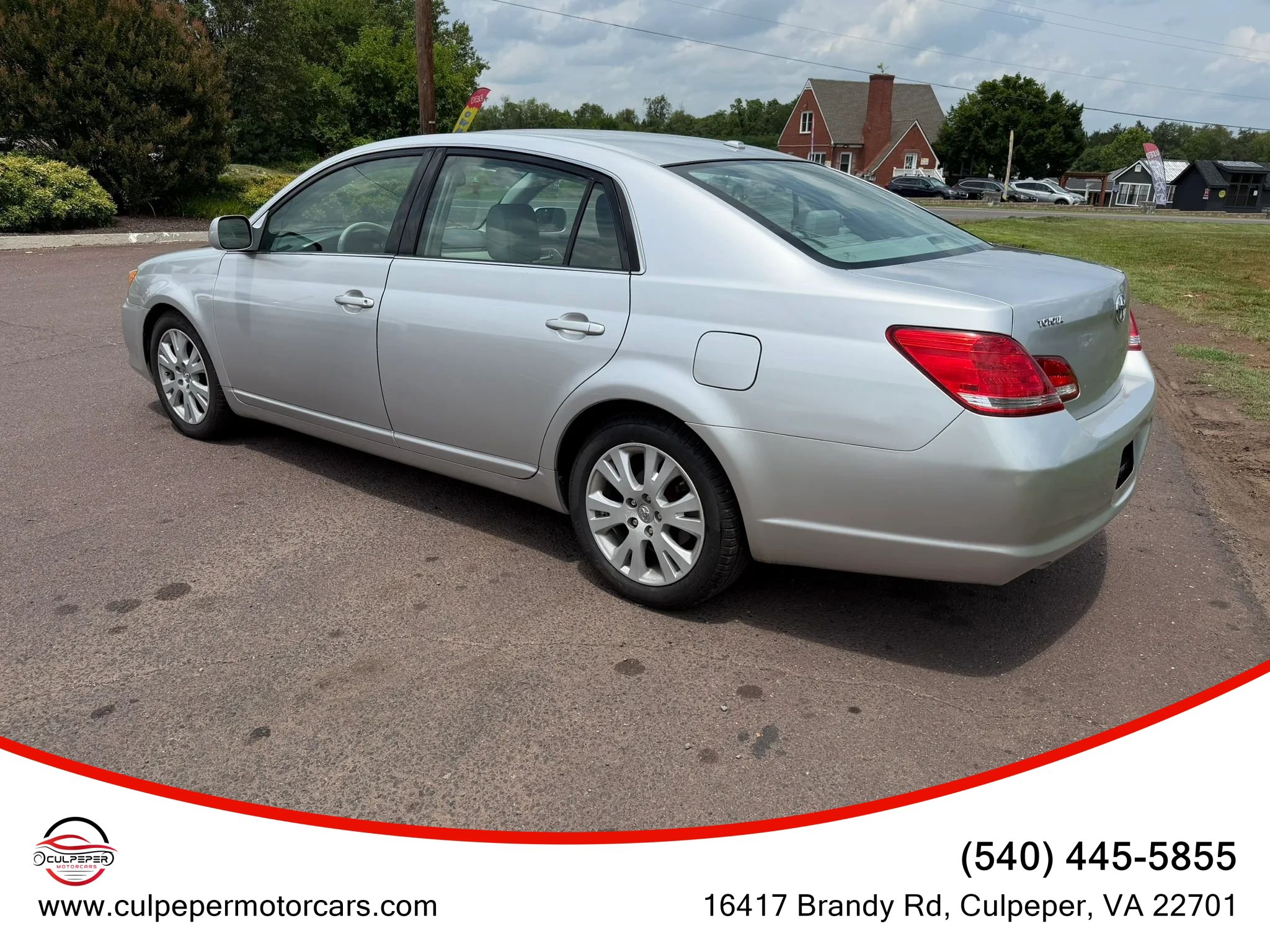 Used 2010 Toyota Avalon XLS FWD image 3