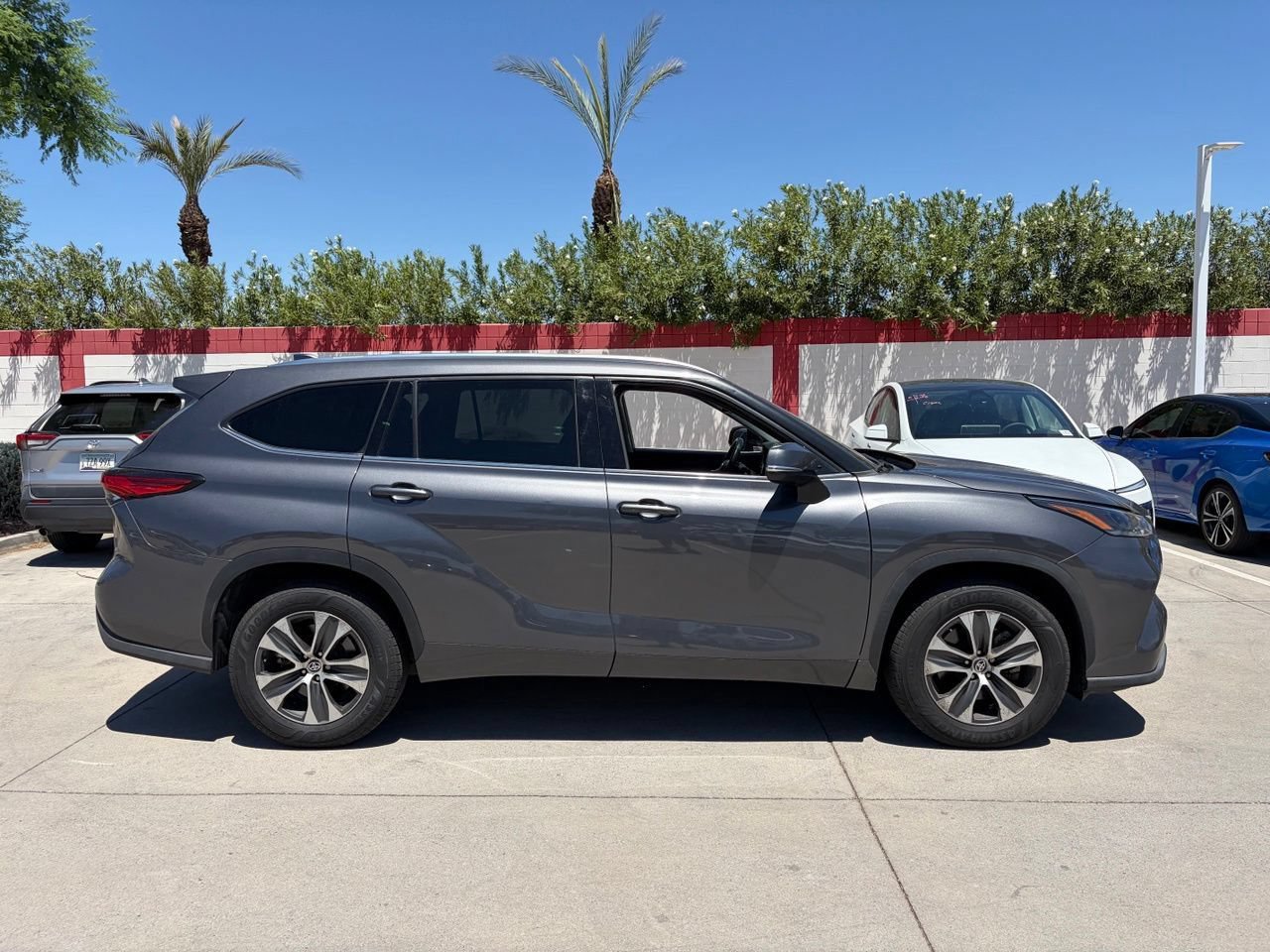 Used 2021 Toyota Highlander XLE FWD image 3