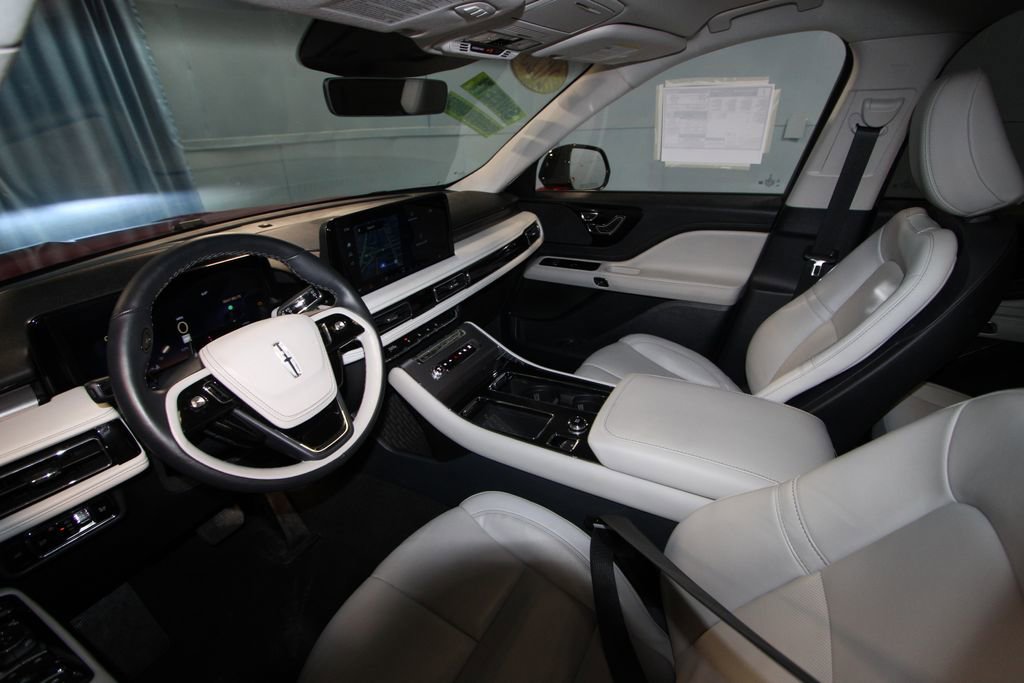 Used 2025 Lincoln Aviator AWD image 2