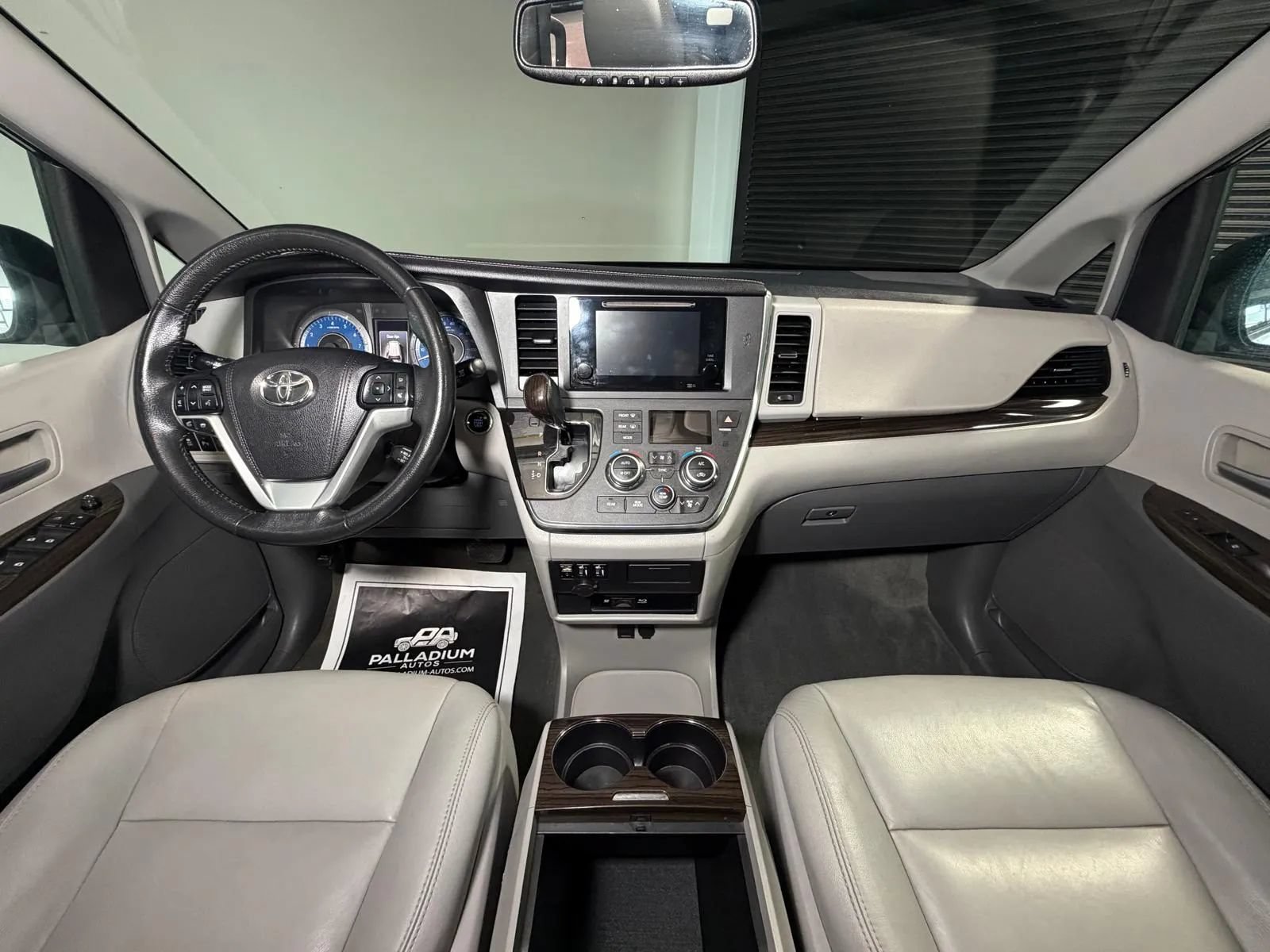 Used 2015 Toyota Sienna XLE Premium FWD image 18