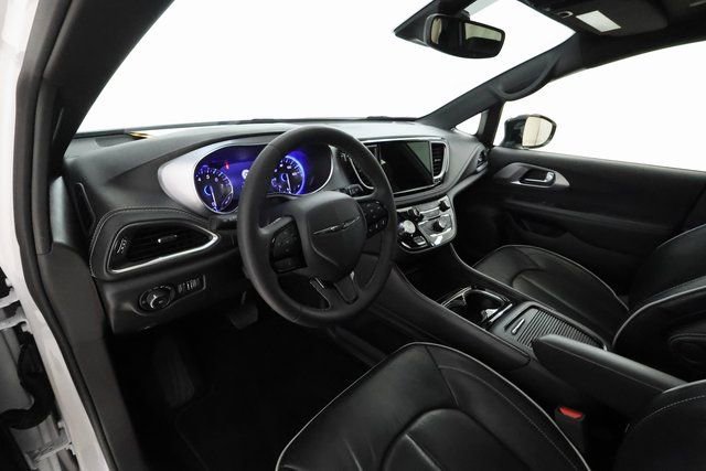 Used 2025 Chrysler Pacifica Limited image 9