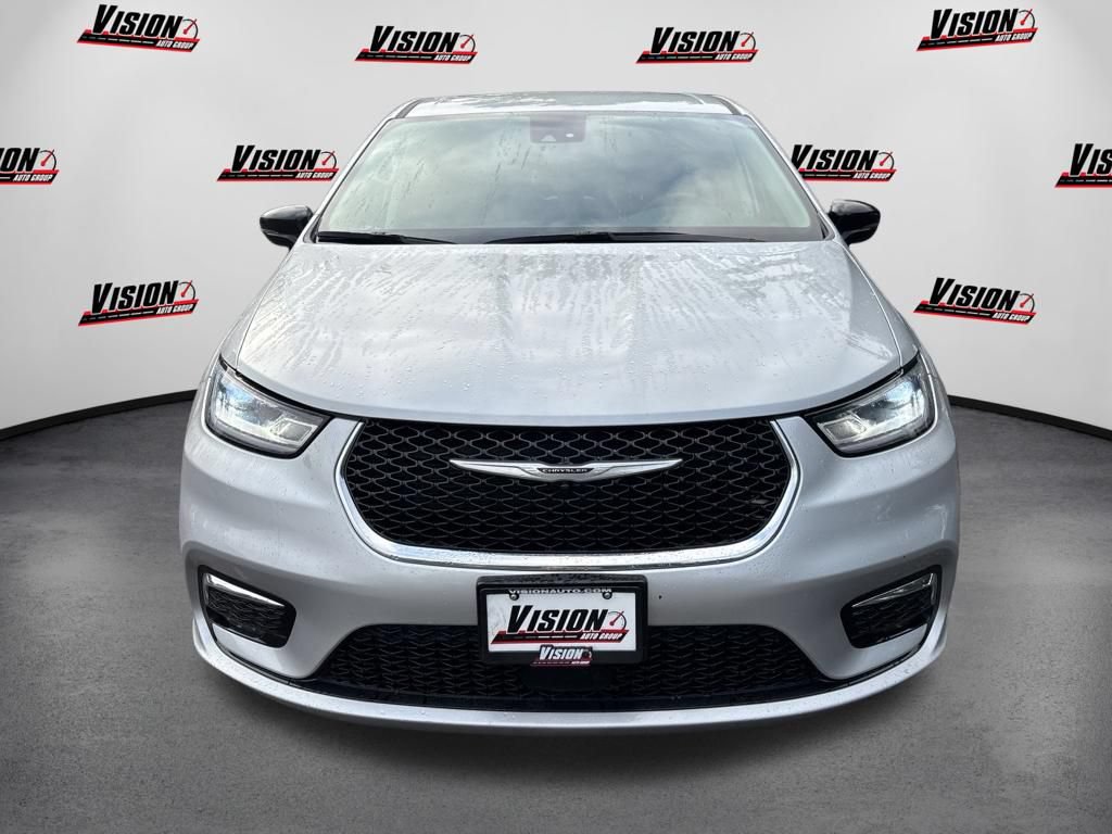 Used 2024 Chrysler Pacifica Touring-L FWD image 2