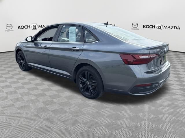 Used 2022 Volkswagen Jetta SE w/ Panoramic Sunroof Package image 4