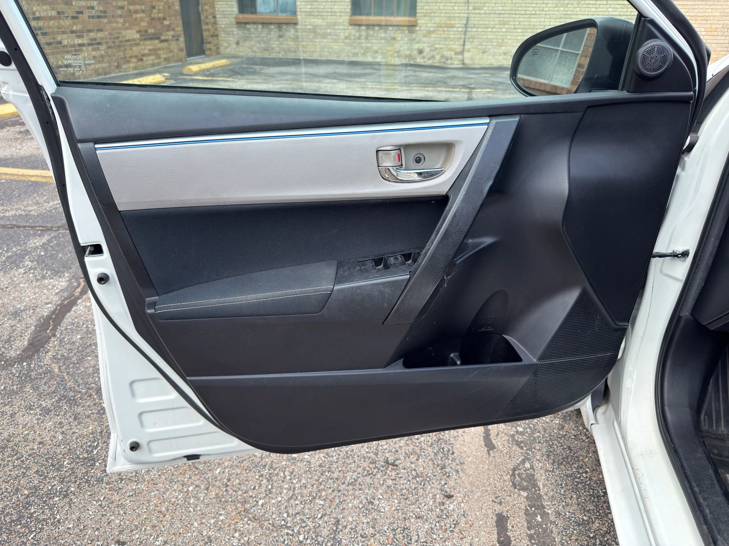 Used 2016 Toyota Corolla LE FWD image 23