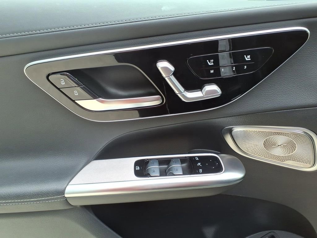 Used 2025 Mercedes-Benz GLC 350e 4MATIC image 11
