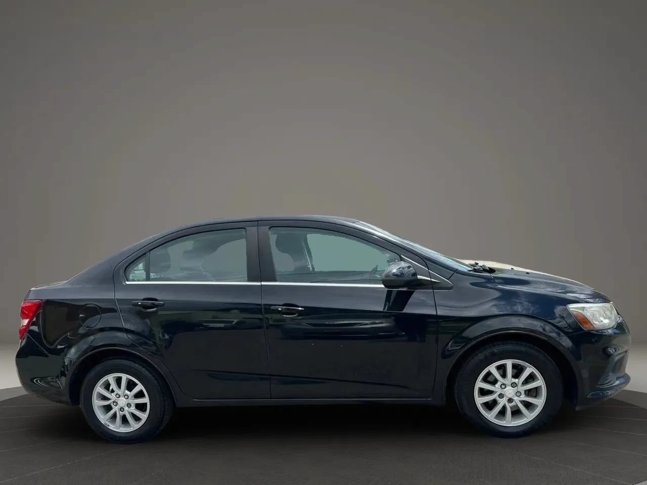 Used 2017 Chevrolet Sonic LT w/ Convenience Package FWD image 4