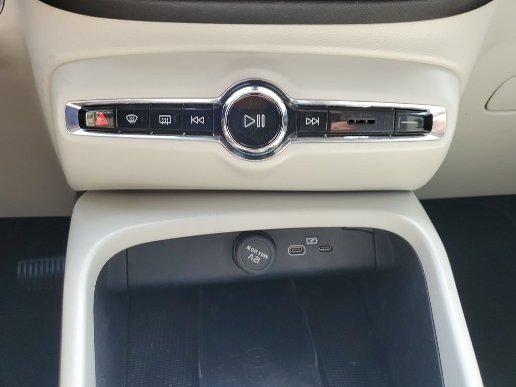Used 2023 Volvo XC40 B5 Plus AWD/4WD image 23