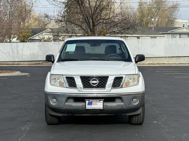 Used 2010 Nissan Frontier SE image 2