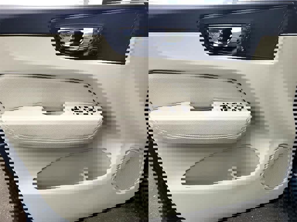 Used 2018 Volvo XC60 T8 Inscription w/ Advanced Package image 16