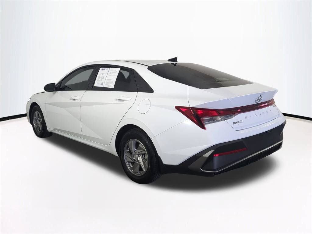 Used 2025 Hyundai Elantra SE FWD image 7