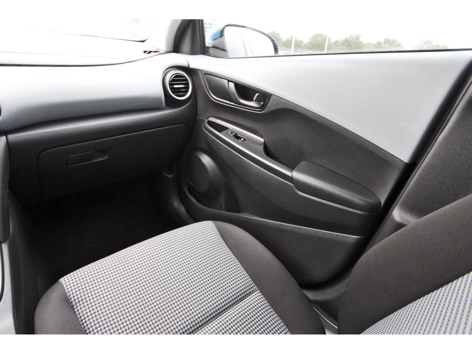 Used 2021 Hyundai Kona SE w/ Cargo Package FWD image 13