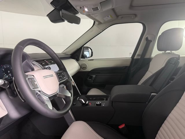 Used 2025 Land Rover Discovery Metropolitan Edition AWD/4WD image 34