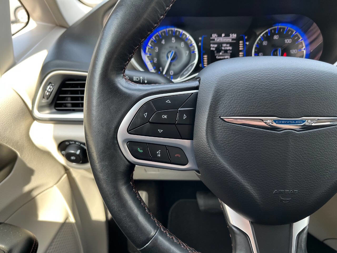 Used 2020 Chrysler Pacifica Touring-L image 22