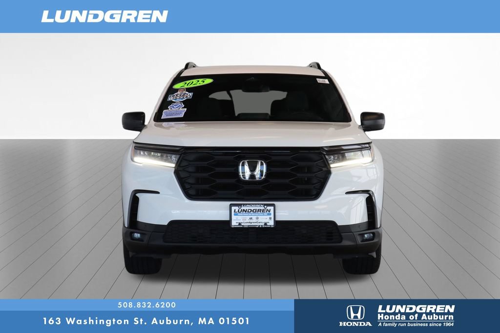 Used 2025 Honda Pilot Sport image 2