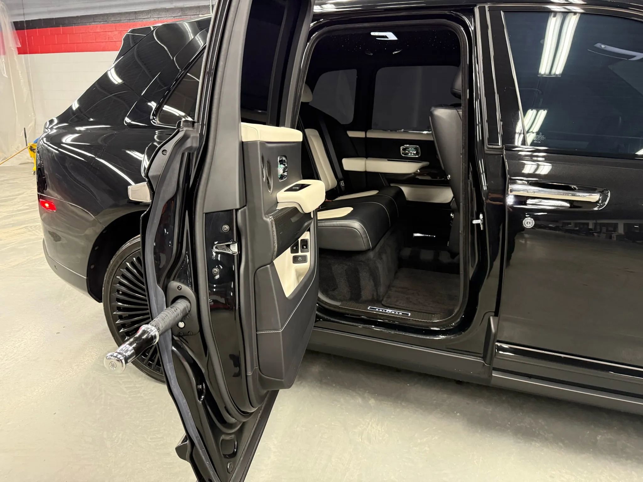 Used 2022 Rolls-Royce Cullinan Black Badge w/ Dark Exterior Package image 63