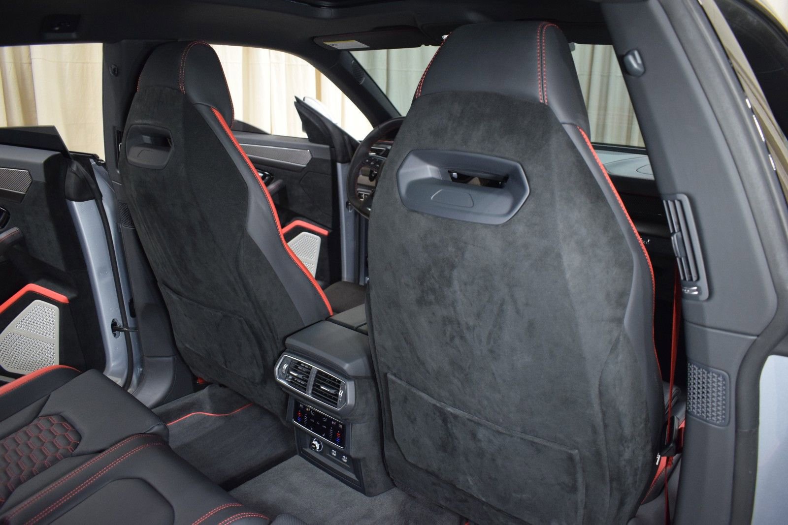 Used 2024 Lamborghini Urus Performante AWD/4WD image 19