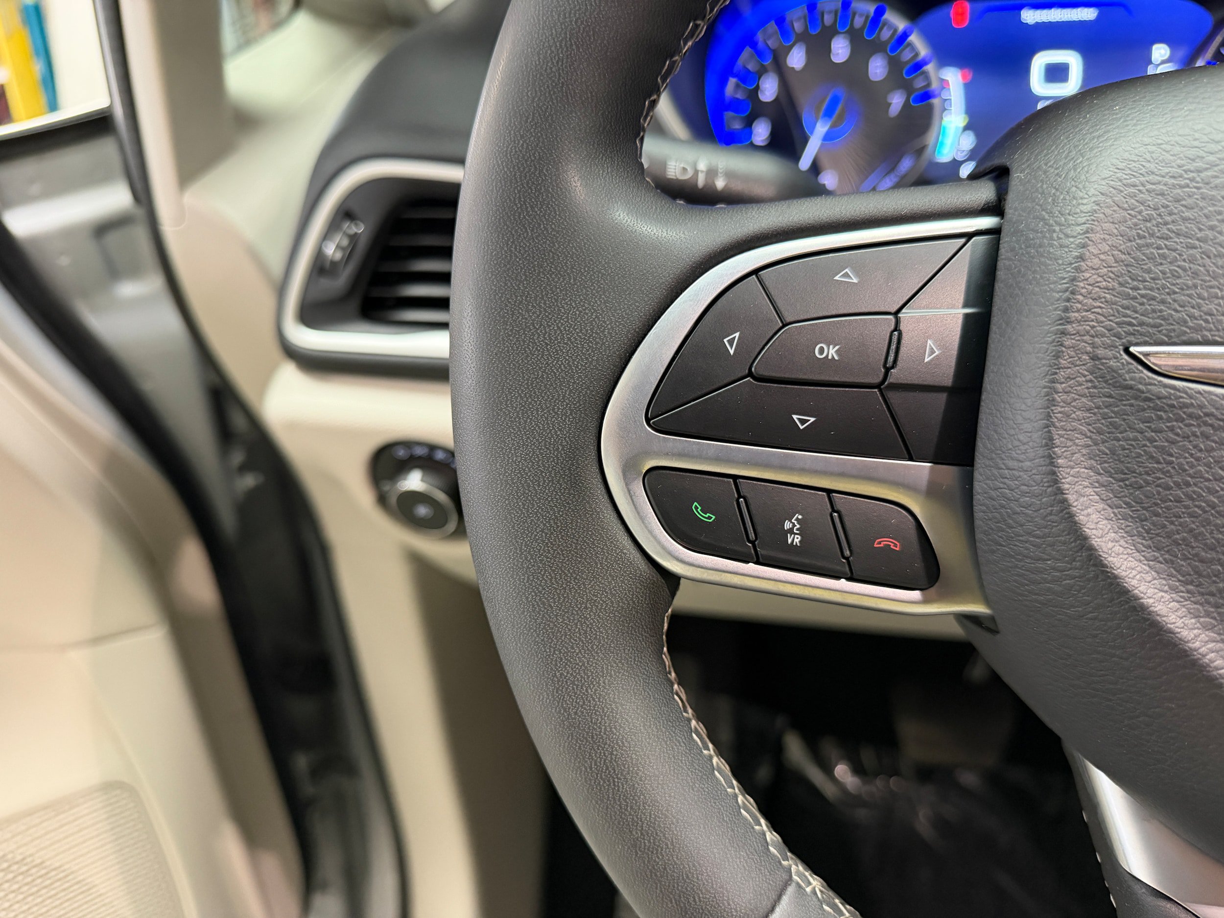 Used 2024 Chrysler Pacifica Touring-L FWD image 18
