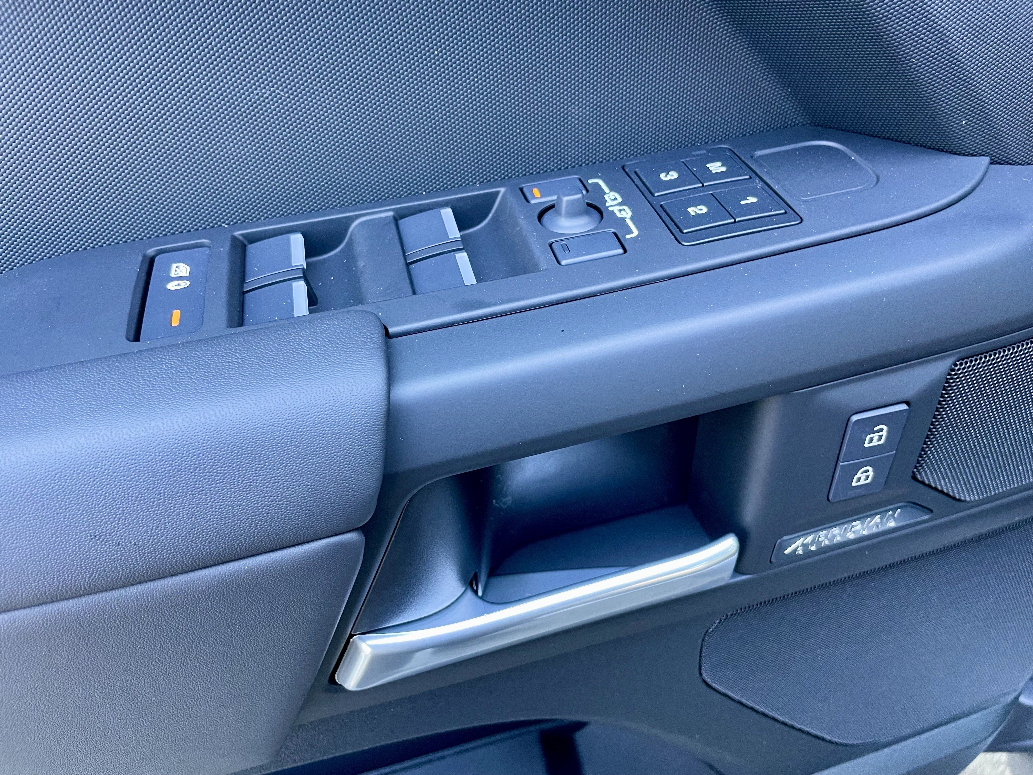 New 2026 Land Rover Defender 130 X-Dynamic SE image 11