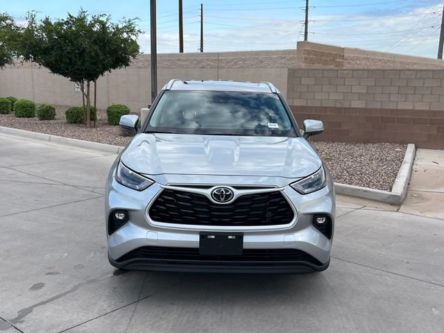 Used 2025 Toyota Highlander XLE FWD image 3